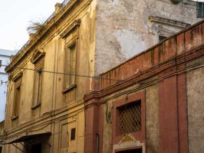 ...che si affianca a una villa d�epoca, anch�essa inutilizzata